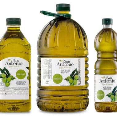 Aceite de oliva virgen extra San Antonio en diferentes envases, destacado por su calidad y pureza, ideal para cocinar y acompañar platos tradicionales españoles.