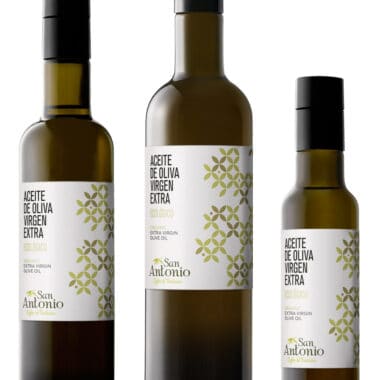 Aceite de oliva virgen extra ecológico San Antonio en botellas de diferentes tamaños, ideal para cocinar y para un consumo saludable y natural.