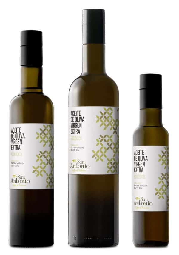 Aceite de oliva virgen extra ecológico San Antonio en botellas de diferentes tamaños, ideal para cocinar y para un consumo saludable y natural.