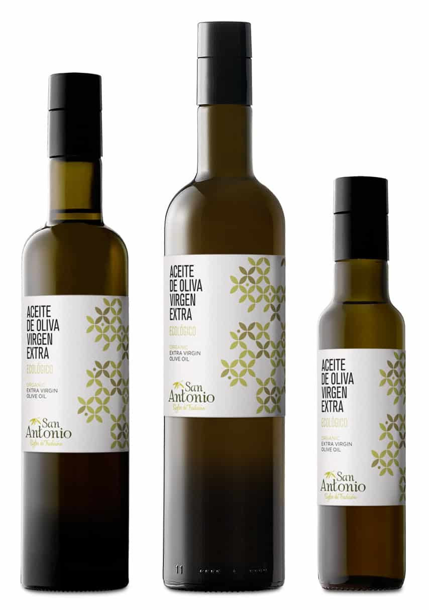 Aceite de oliva virgen extra ecológico San Antonio en botellas de diferentes tamaños, ideal para cocinar y para un consumo saludable y natural.